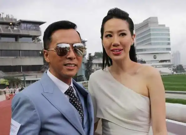 巨星甄子丹在个人微博上晒出与妻子汪诗诗在意大利举行浪漫婚礼的照片