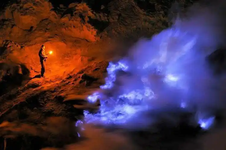 意大利摄影师跟拍印尼矿工火山口冒险采硫磺场景组图