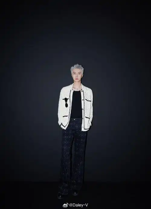 超清照片里可以看出还有很多亮闪的精致细节在造型里,好看7