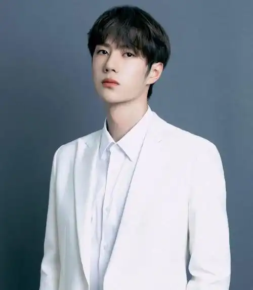 180cm王一博和183cm肖战,同穿白色西装