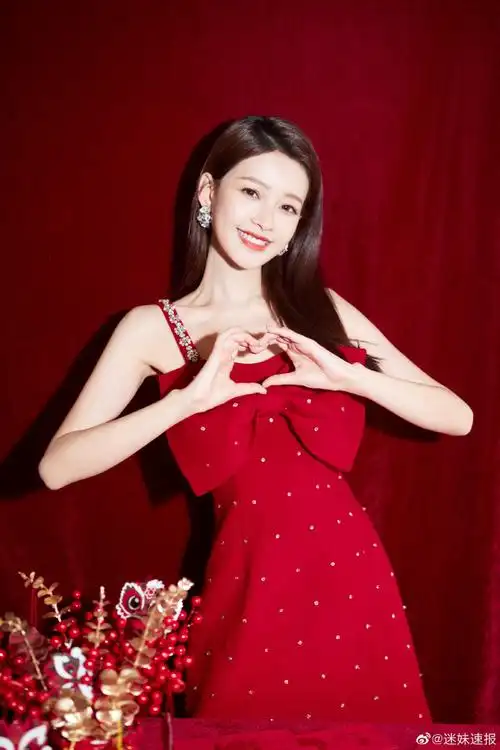 孙怡发布了自己在老北京体验新年仪式的视频,一席红衣搭配着文化底蕴