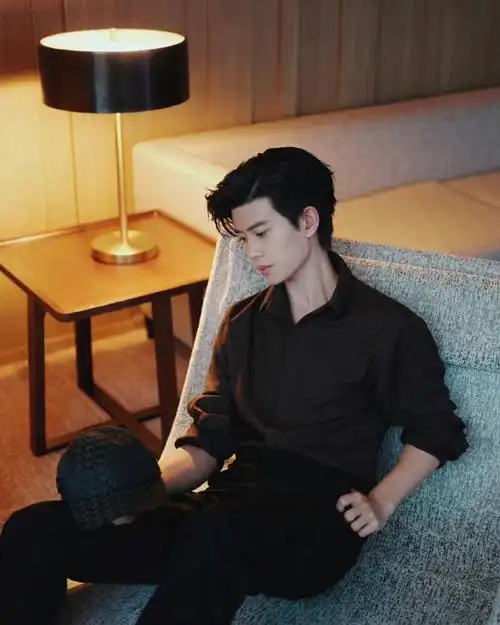 任嘉伦黑衬衫格调写真