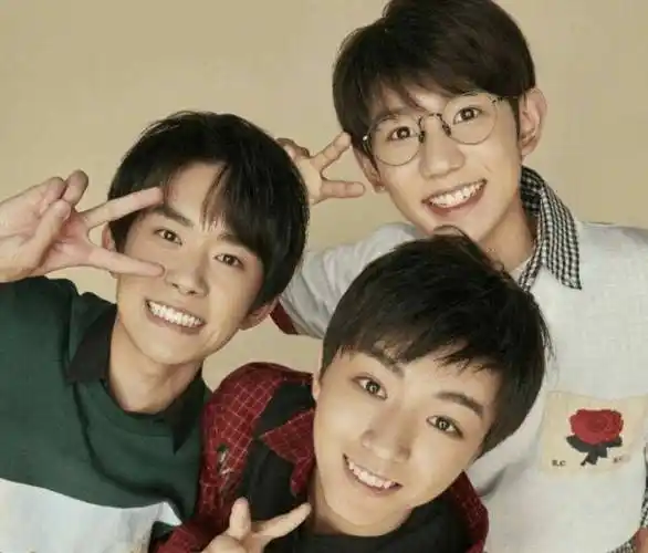 官博晒tfboys自拍照三人发型穿着神同步网友默契十足