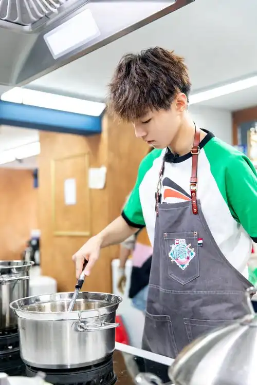 tfboys王俊凯中餐厅2帅气图片