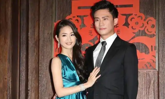 林依晨和老公感情真好穿缎面裙子展示好身材老公的气场也不差