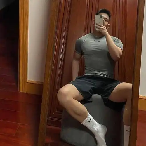 180体育生小奶狗最爱开腿自拍,白袜短腿紧身衣,真的太帅了!