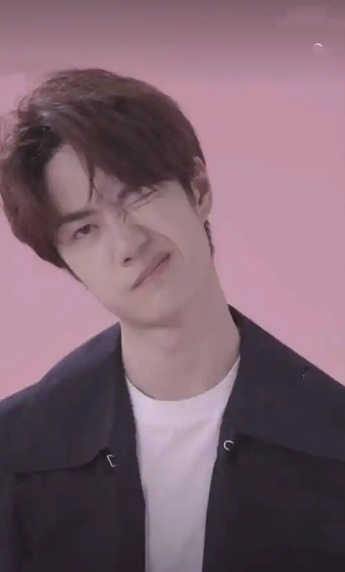 王一博晒出最新5连拍,罕见戴"美瞳",偶像包袱碎一地_高冷小_表情_网友