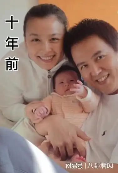 孩子还是个奶娃娃,十几年后,一家四口出镜,张庭变