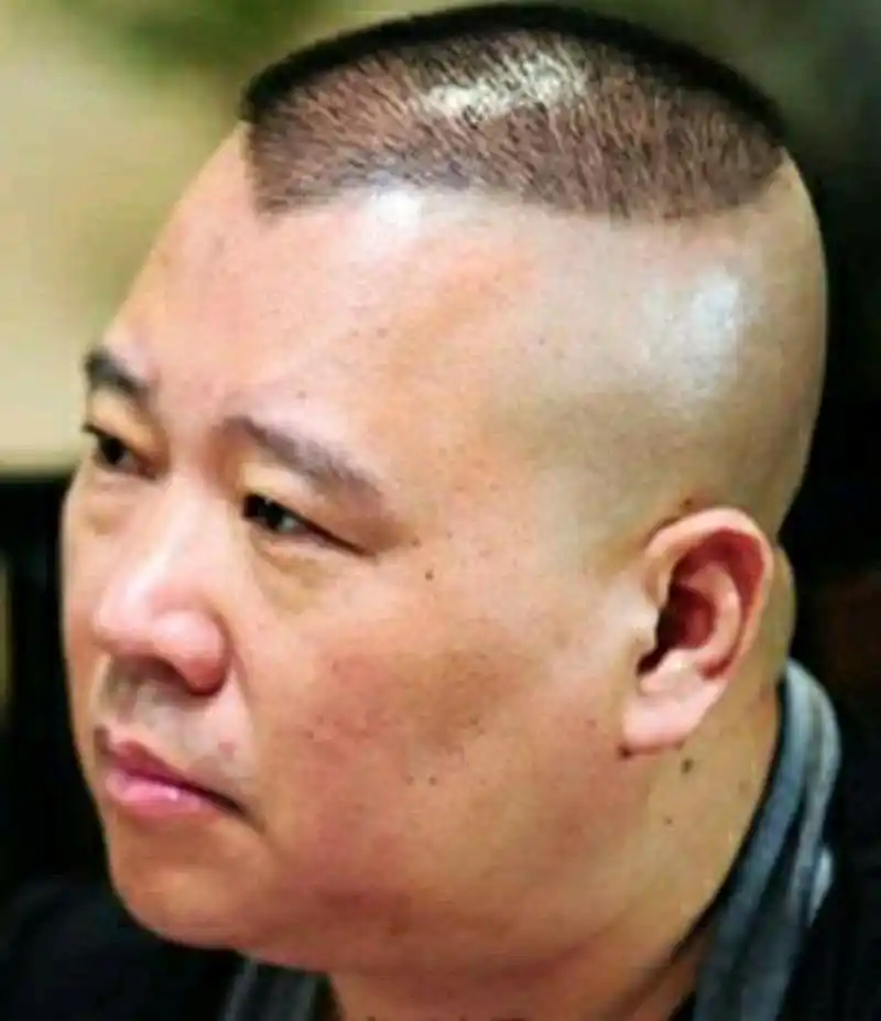 不少人好奇:郭德纲的"桃心形"发型究竟有何讲究?