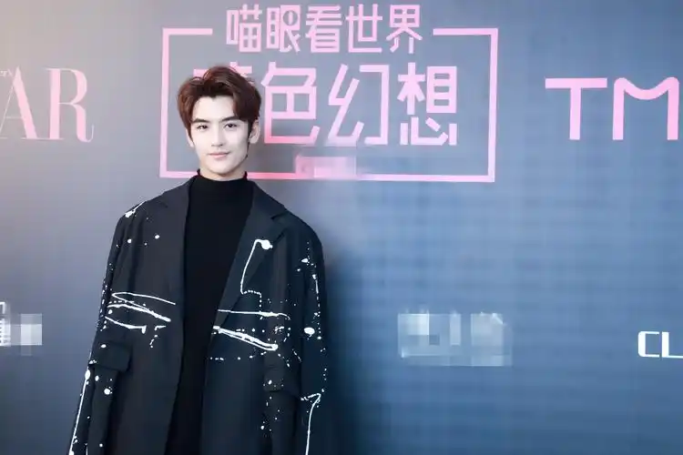 98"鲜"生黄俊捷助阵芭莎艺术展