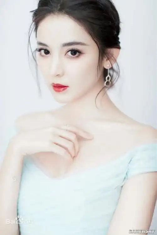 古力娜扎晒最新写真大片抹胸长裙小露丝滑美背