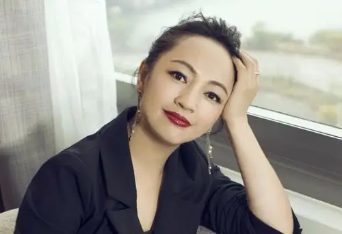 37岁嫁入豪门,成为华谊总裁的夫人,天后王菲都来给她当伴娘_罗海琼