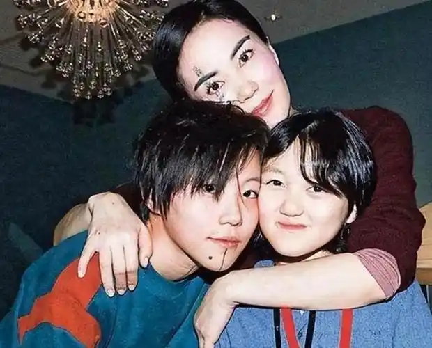 54岁王菲高龄怀3胎素颜憔悴小腹隆起明显谢霆锋疑喜当爹