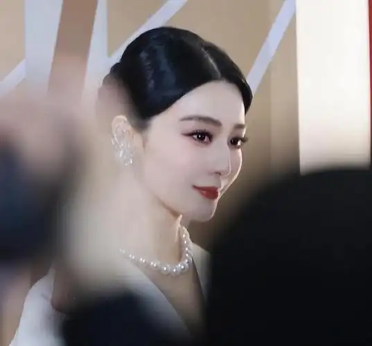 香港这一夜,范冰冰性感深v领,赵丽颖裸背香肩,蒋勤勤中年发福