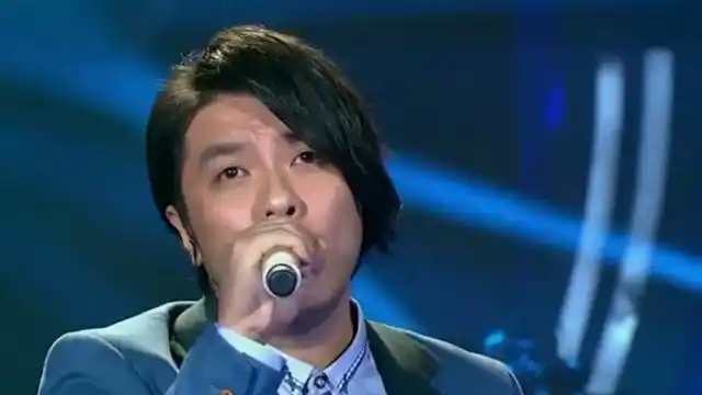 阿杜演唱《傻瓜》,嗓音低沉,给人一种很沧桑的感觉丨我为歌狂