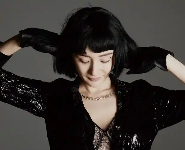 杨幂全新写真释出短发造型又御又飒