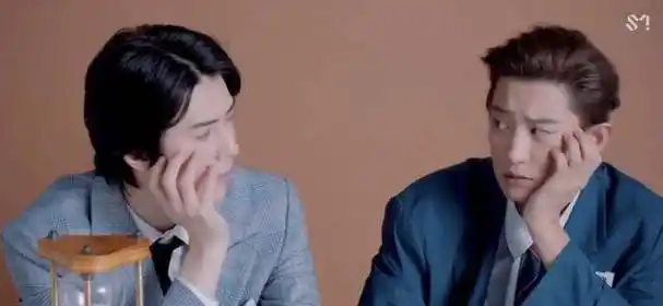 顺毛伯贤身穿套头花毛衣内搭白衬衫,气质清新干净,巴掌脸显得肩膀更