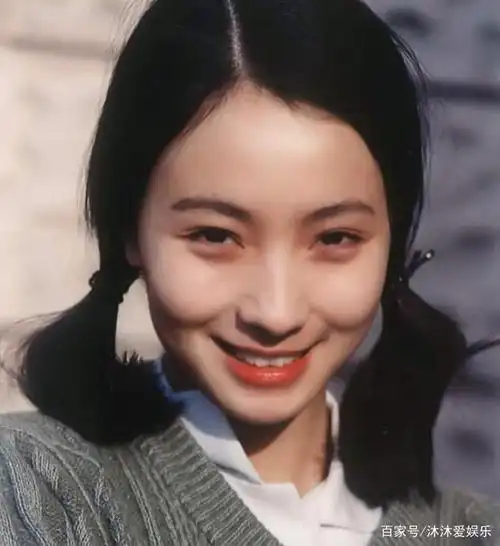 陶虹游泳时旧照被晒出,十分青涩稚嫩,对着镜头笑容十分甜美