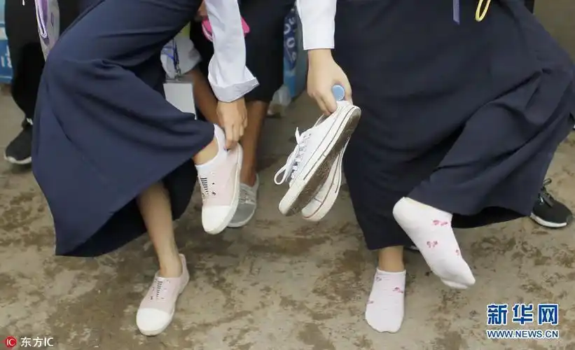 柬埔寨教育部严厉打击考试作弊考生遭脱鞋检查