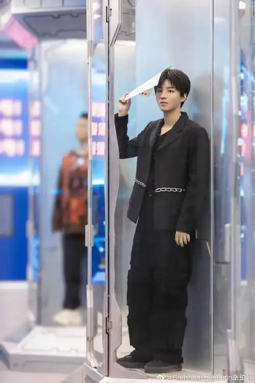 纯黑鞋面呼应复古潮流,以运动风范刻画少年力量.王俊凯超话