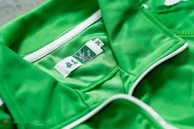 「吴京中国运动服」抄袭《鱿鱼游戏》?气得我打开淘宝下单同款!_衣服