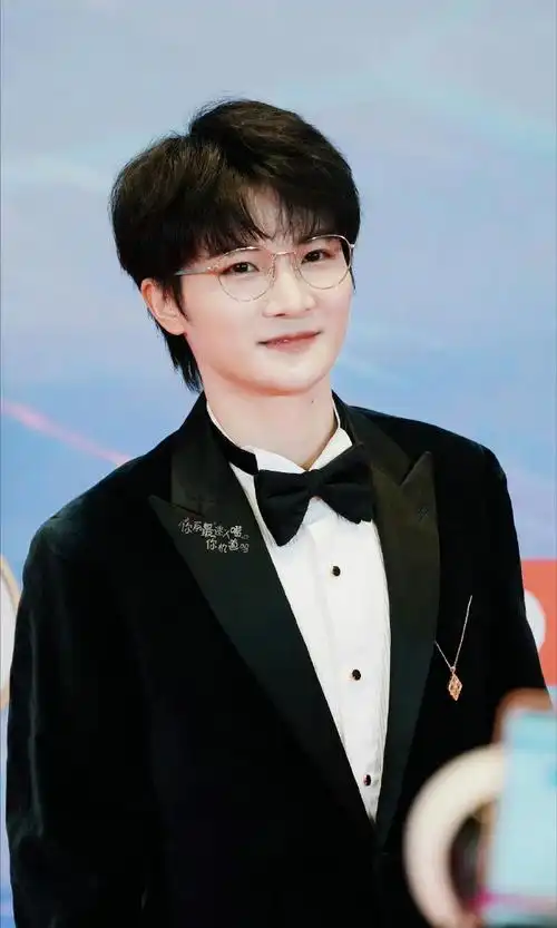 金丝眼镜的造型戴出了好强的少年感,又可爱又帅气的深深#周深把金丝