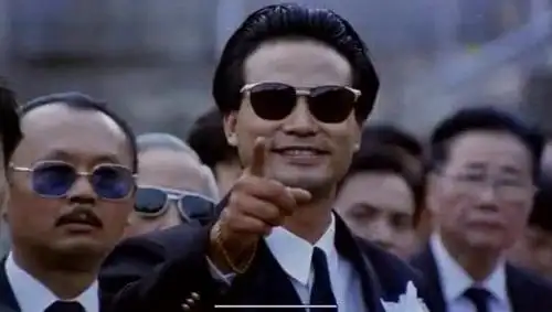 在王家卫的《再战江湖》剧本中,他在邓冠荣的机枪下被"嗝屁".