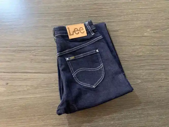lee牛仔裤成为牛仔裤坛的经典与权威,被誉为世界三大牛仔裤品牌