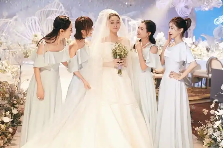 3张馨予与伴娘团徐立姜尘合照.jpg