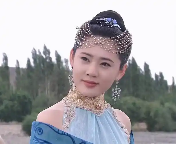 秋瓷炫是唯一一个我不反感的韩国女星,初次看她演的古装剧就是朱孝天