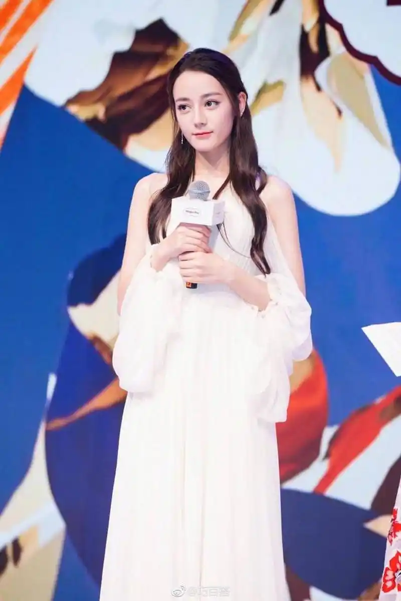 迪丽热巴身穿白色婚纱出席活动,仙气飘飘美若天仙,被赞是嫦娥下凡!