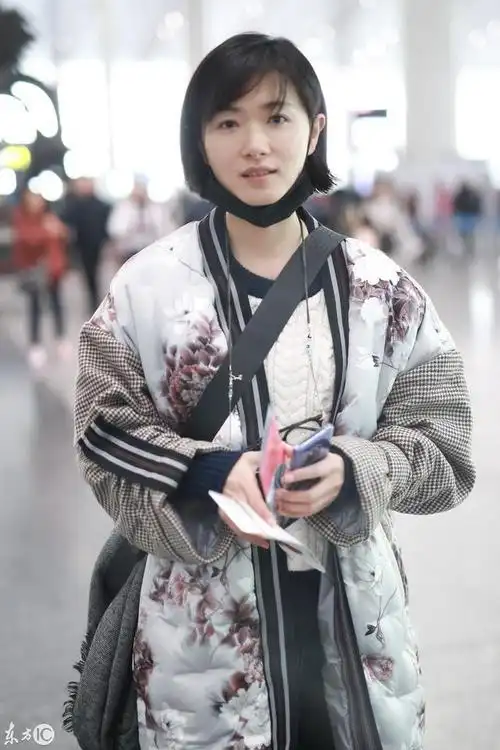 素颜怎么了,万茜素颜现身北京机场,素颜也要美如画