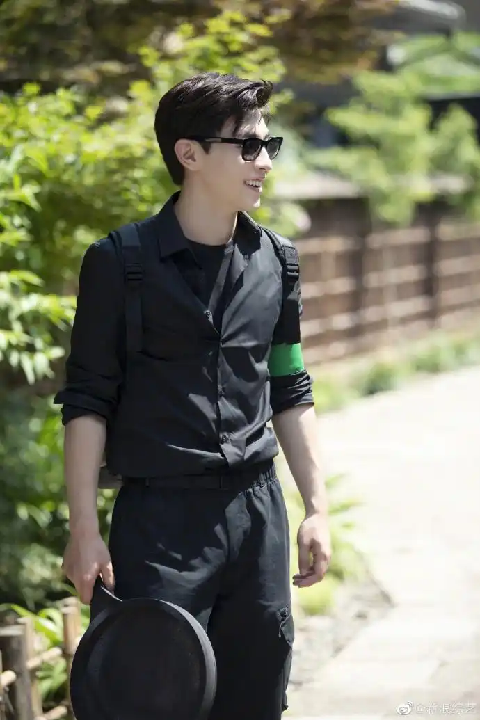 近日,《极限挑战》中邓伦身穿全黑搭配墨镜现身,修身服装尽显身材又酷
