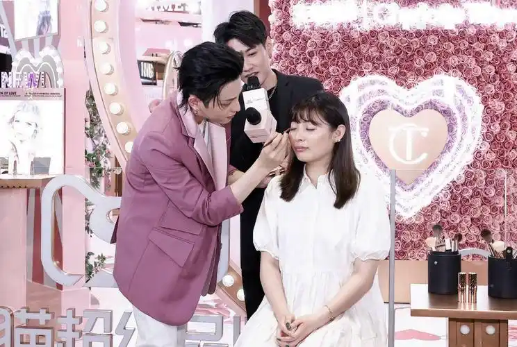 符龙飞粉色西装时尚又帅气为女粉丝化妆超宠粉