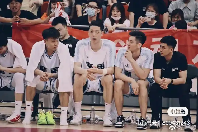 当年被易建联放话请拉菲的小伙子沈梓捷