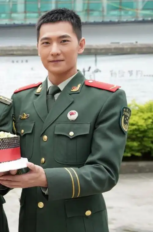 特战荣耀曝新路透照杨洋寸头发型一身军装英挺帅气