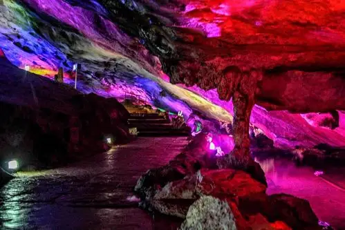 首先当然是蜿蜒在洞顶的双龙,一条黄龙,一条青龙.