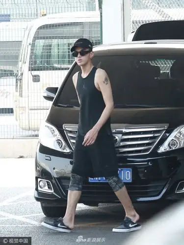 吴亦凡全黑look秀身材 肩膀挺括手臂肌肉紧实