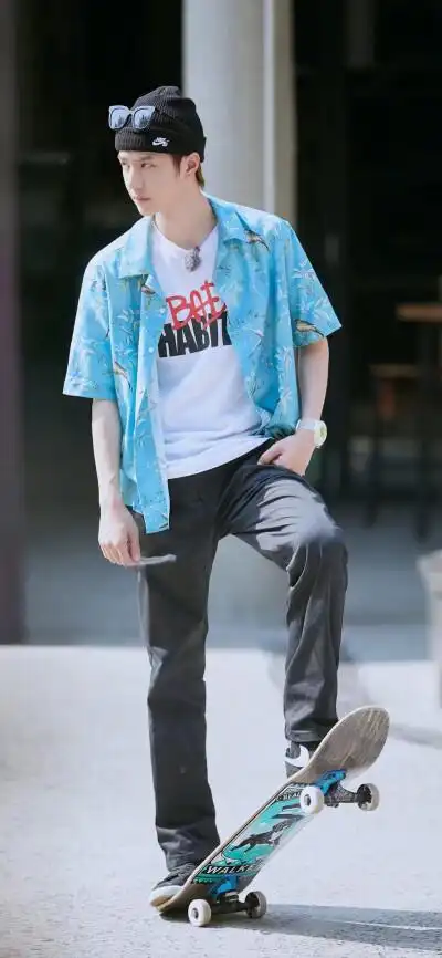 王一博滑滑板图片