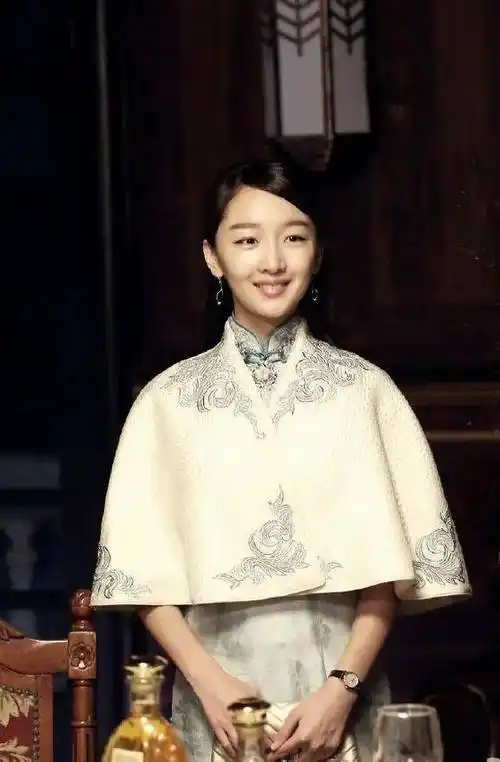 有一种韵味叫周冬雨穿旗袍,举手投足风情万种,气场太强了_手机搜狐网