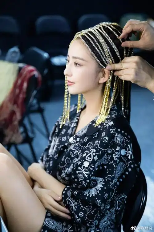 佟丽娅晒舞台幕后照五官精致侧颜绝美