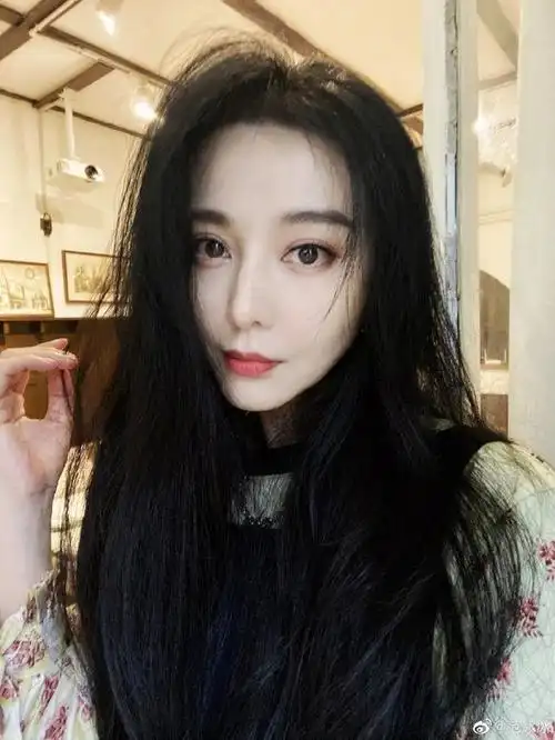 组图:范冰冰晒自拍美照与猫猫合影及腰长发抢镜