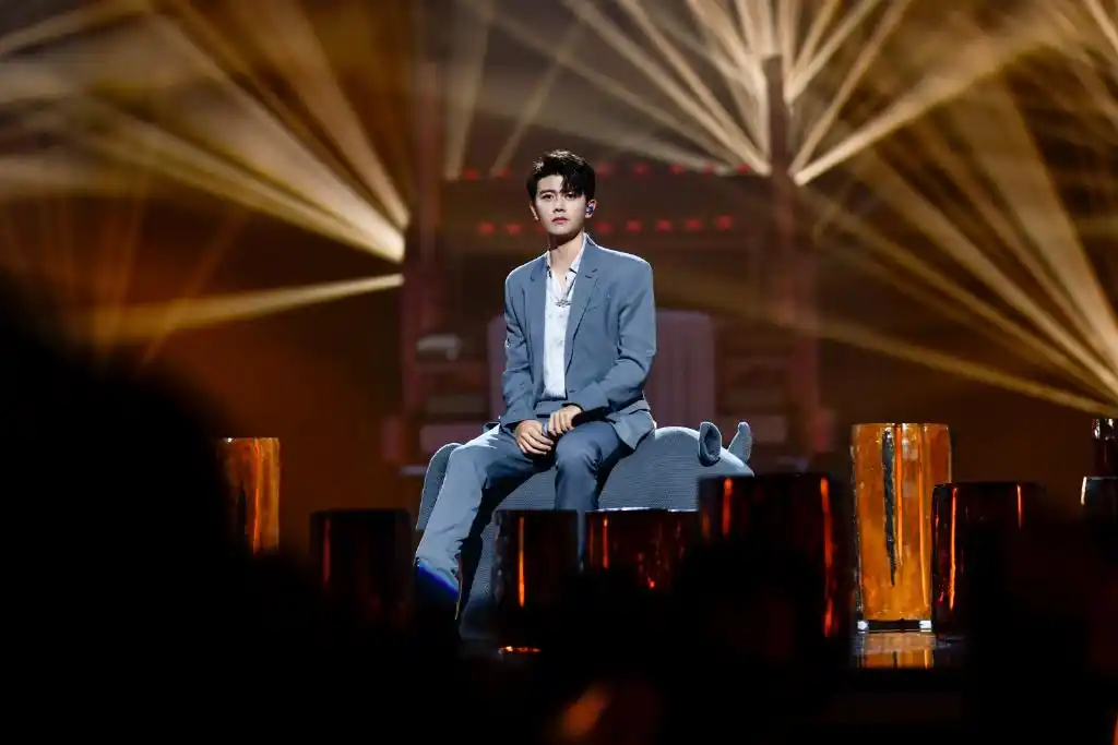 帅气西装写真,分享一组任嘉伦图片给大家,图中的明星图片壁纸会点缀你