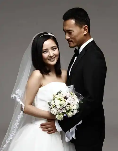 释小龙何洁分手11年后一个身家过亿一个捉襟见肘