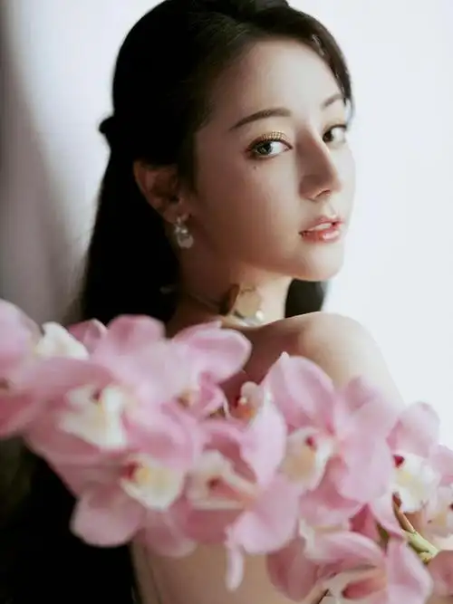 迪丽热巴白色礼服让人为之沉醉