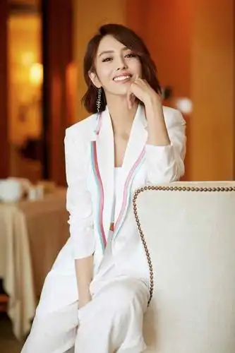 佟丽娅短发粉色西