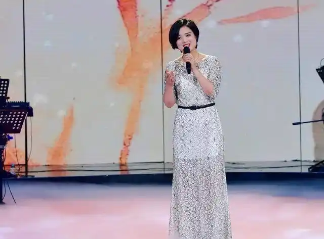 45岁歌手白雪好甜美穿裸色蕾丝薄纱裙比小9岁张靓颖还有气质