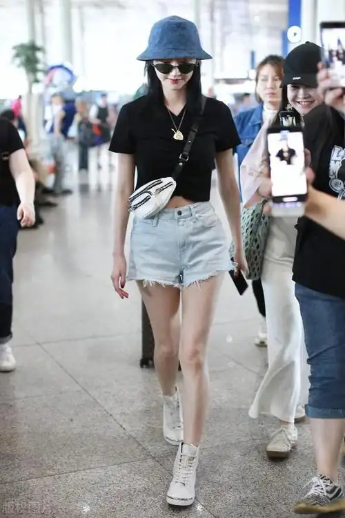 景甜真的挺会穿露脐背心搭高腰短裤好清爽戴渔夫帽显得脸超小