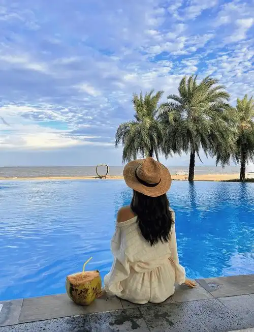 属于坐在海边就能躺一天的地方