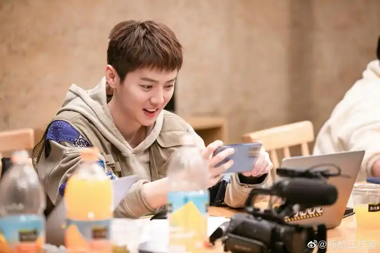 鹿晗五哈剧照 鹿摄像师上线!这么帅的摄像师谁能扛得住__财经头条